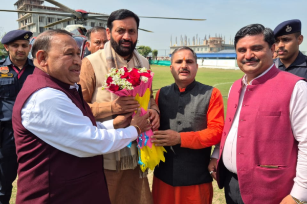 श्री ओमप्रकाश धनकड़ जी, पूर्व कैबिनेट मंत्री, हरियाणा सरकार, के पुत्र के विवाह समारोह में शामिल होने के लिए श्री नायब सिंह सैनी जी, माननीय मुख्यमंत्री, हरियाणा सरकार, के झज्जर पहुंचने पर उनको झज्जर हैलीपैड पर रिसीव किया