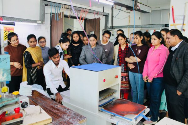 महाराजा अग्रसेन कन्या महाविद्यालय, लाइन पार्क, बहादुरगढ़ की 25 छात्राओं ने अपनी प्रधानाचार्य श्रीमती रवन्ती शर्मा जी की उपस्थिति में Combit Footwear और फुटवियर क्लस्टर का औद्योगिक दौरा किया।