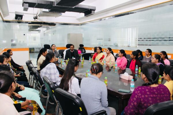 महाराजा अग्रसेन कन्या महाविद्यालय, लाइन पार्क, बहादुरगढ़ की 25 छात्राओं ने अपनी प्रधानाचार्य श्रीमती रवन्ती शर्मा जी की उपस्थिति में Combit Footwear और फुटवियर क्लस्टर का औद्योगिक दौरा किया।