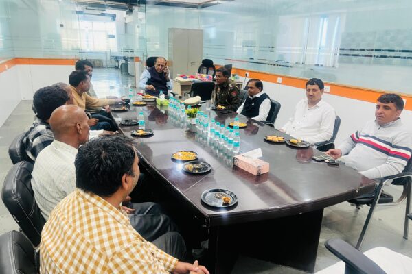 बहादुरगढ़ में बसों के सुचारू एवं सुरक्षित संचालन को सुनिश्चित करने हेतु सभी बस चालकों एवं बस मालिकों की एक महत्वपूर्ण बैठक आयोजित की गई।
